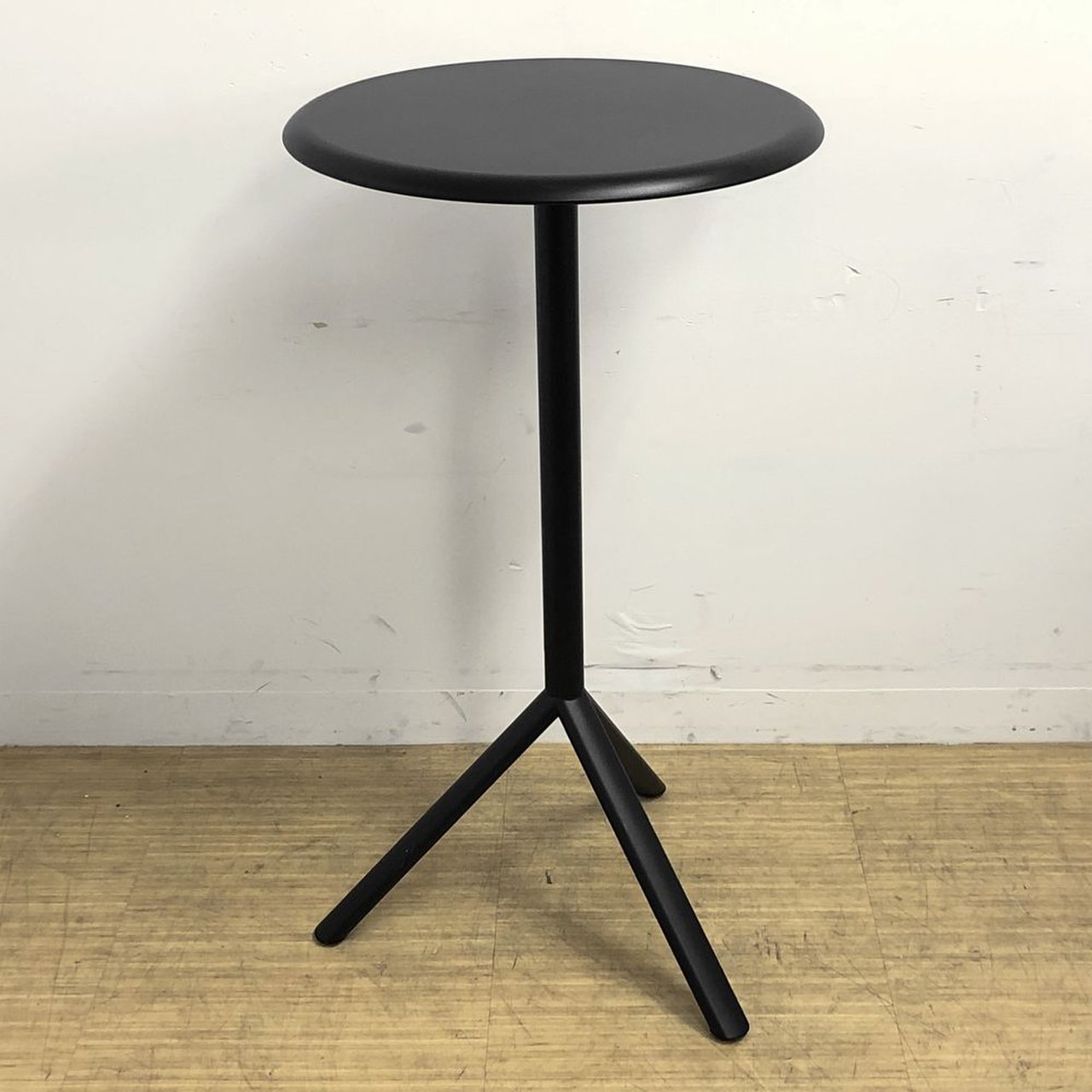 【5台入荷】スタイリッシュハイテーブル　ネスティング可能　Konstantin Grcic（コンスタンティン　グルチッチ）デザイン　PLANK【デザイナーズ家具】
                        その他シリーズ
                                    中古
            