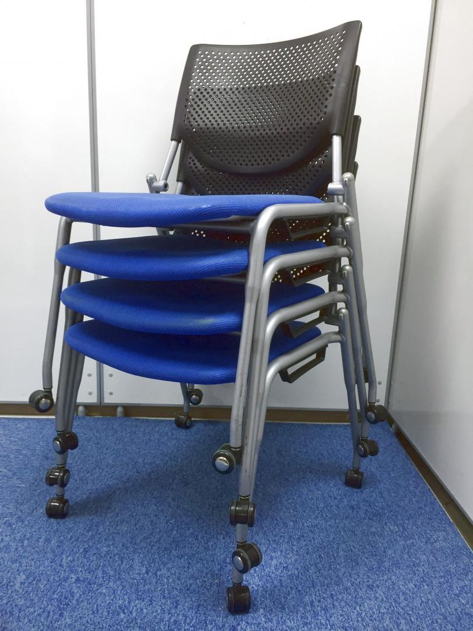 【4脚セット価格】【スタッキングチェア】オカムラ製　プロスタック　ブルーカラー　キャスター付き　【収納】【軽量】
                        プロスタック 
                                    中古
            