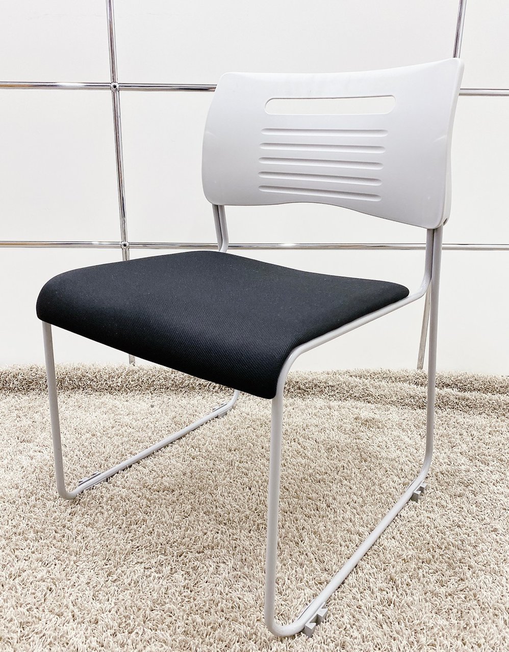 【KS】【とにかくお値段重視の方に！】
使わない時は重ねて収納出来るスタキングチェア！

                        PMC 
                                    中古
            