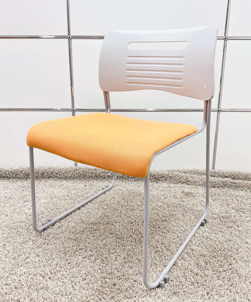 【KS】【とにかくお値段重視の方に！】
使わない時は重ねて収納出来るスタキングチェア！

                        PMC 
                                    中古
            