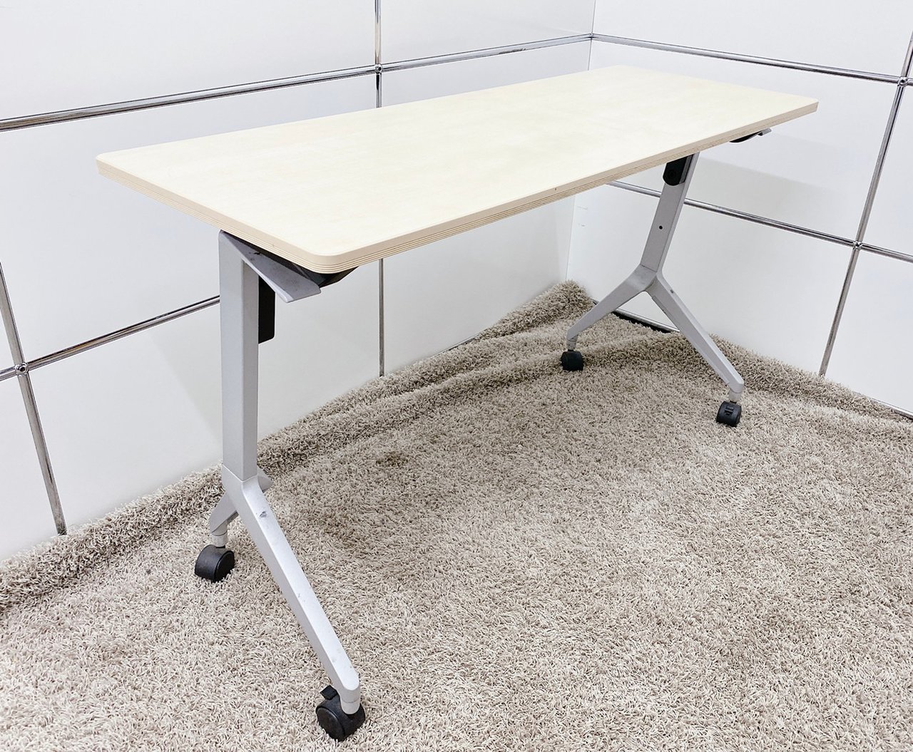 【KS】【コンパクトなスタックテーブル入荷！】
会議やセミナー等の必需品！
使わない時には畳んで収納できます！
■コクヨ■リーフライン■ナチュラル天板
                        KT-1200 リーフライン  
                                    中古
            