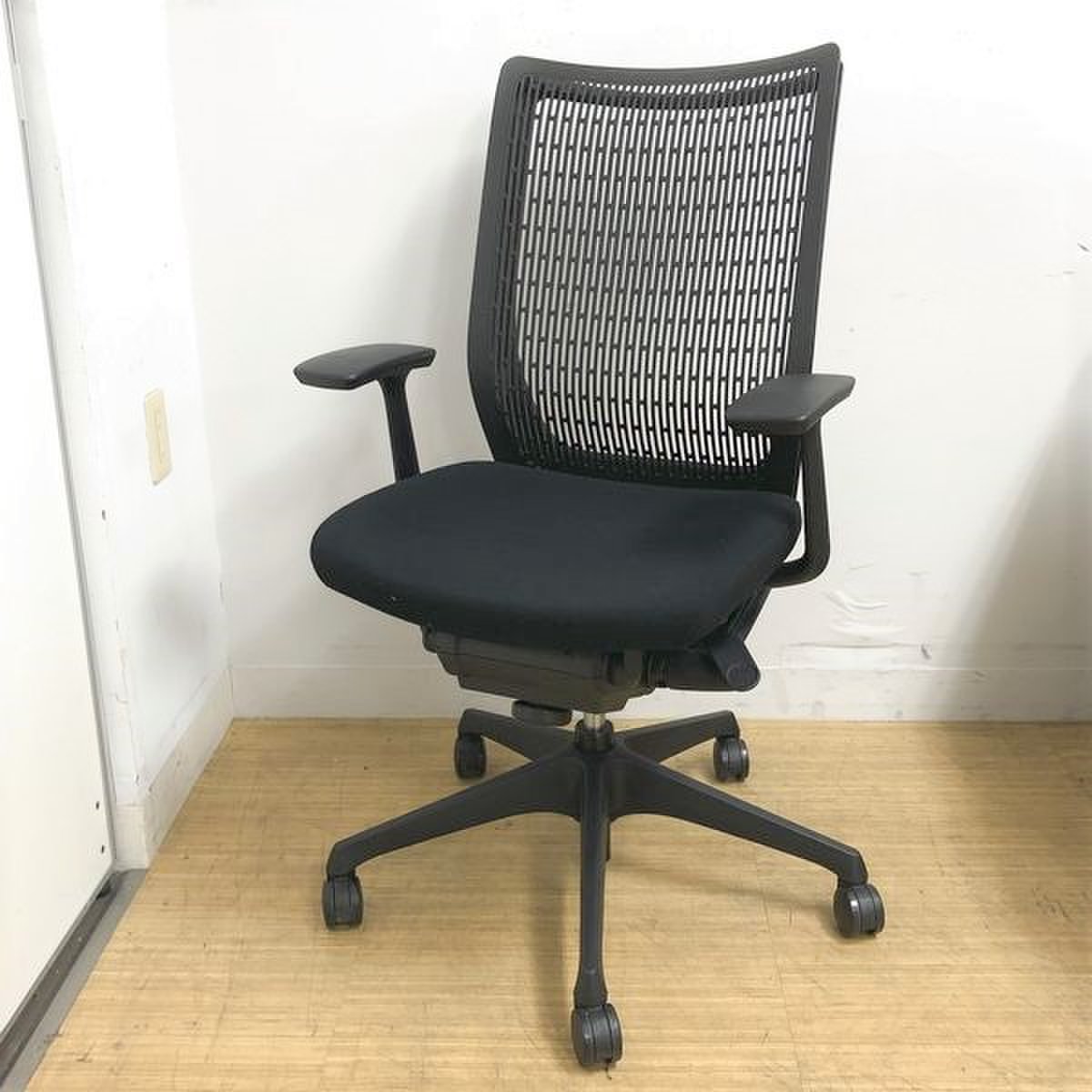 リクライニング5段階調整｜座面スライド付｜デザインアーム｜状態良好品で入荷！オカムラ　ヴィスコンテ　ハイバック　樹脂メッシュ
                        ヴィスコンテ 
                                    中古
            