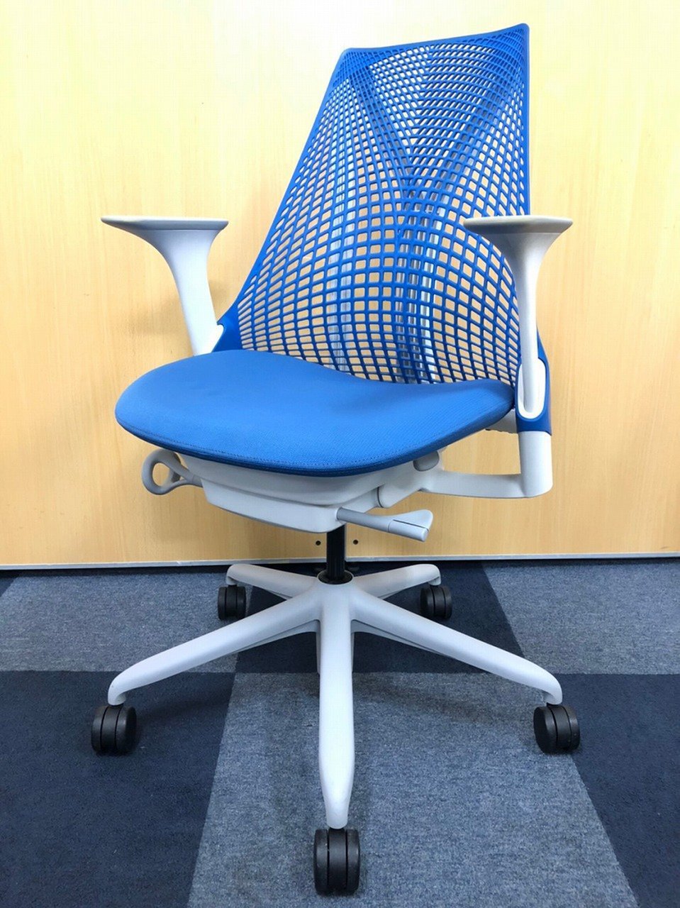 【前傾チルト機能はついておりません】
Herman Miller（ハーマンミラー）セイルチェア　ブルー
お洒落なオフィス作りのお供に
                        セイルチェア 
                                    中古
            