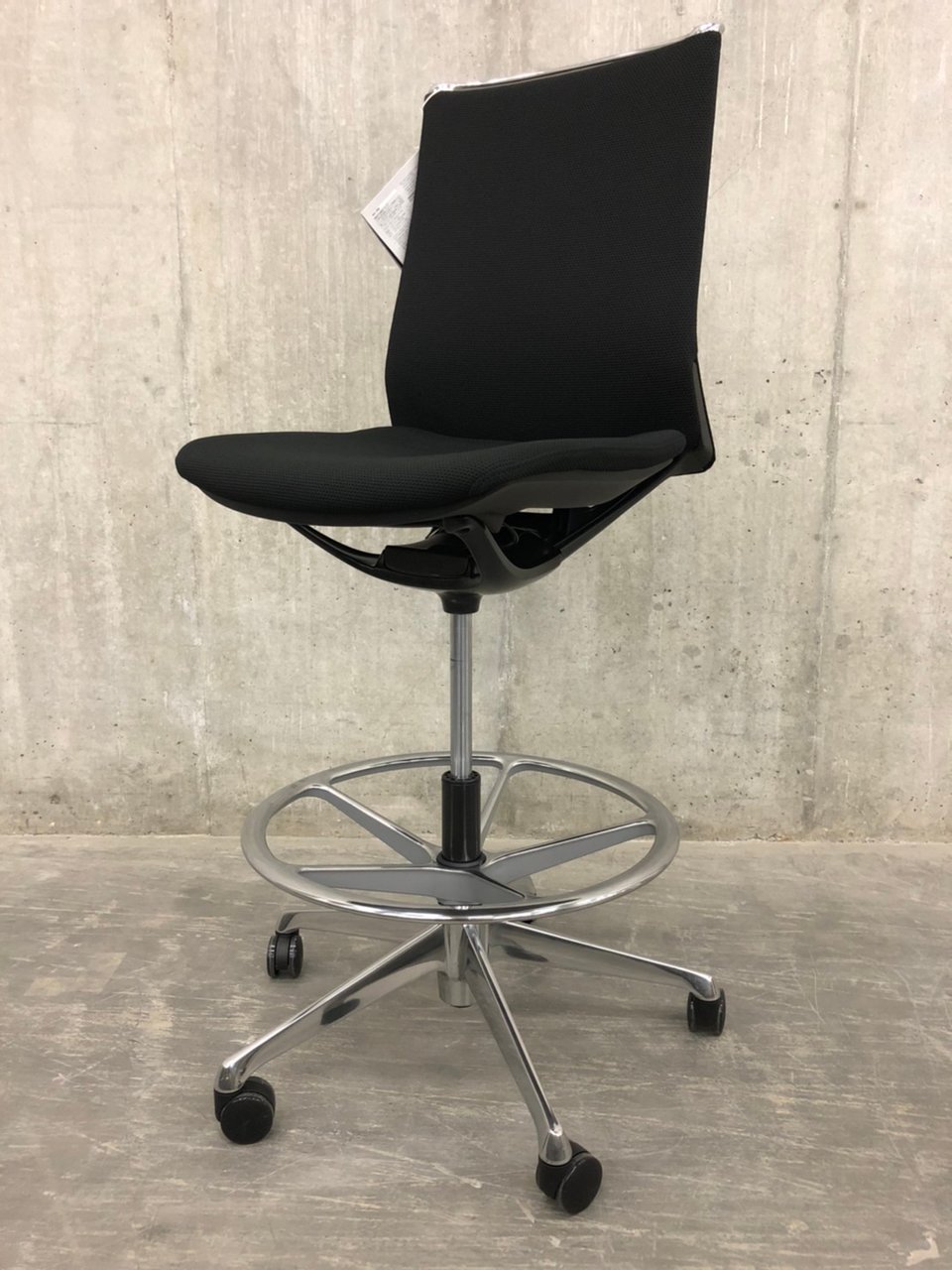 【関東倉庫在庫品】 
機能とデザインが融合、
今風お洒落オフィスにも溶け込む！
状態の良いモードチェアが限定入荷！
【管理番号：A00713541】 
ハイチェアタイプ
                        モード（アルミ脚） 
                                    新品
            