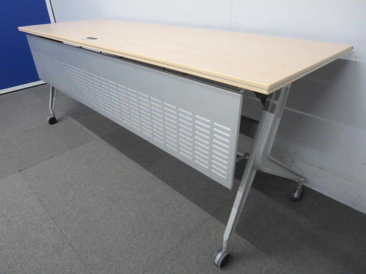 横幅W1800㎜　内田洋行製　サイドスタックテーブル　【滞留品のためお値下げ】
                        サイドスタックテーブル
                                    中古
            