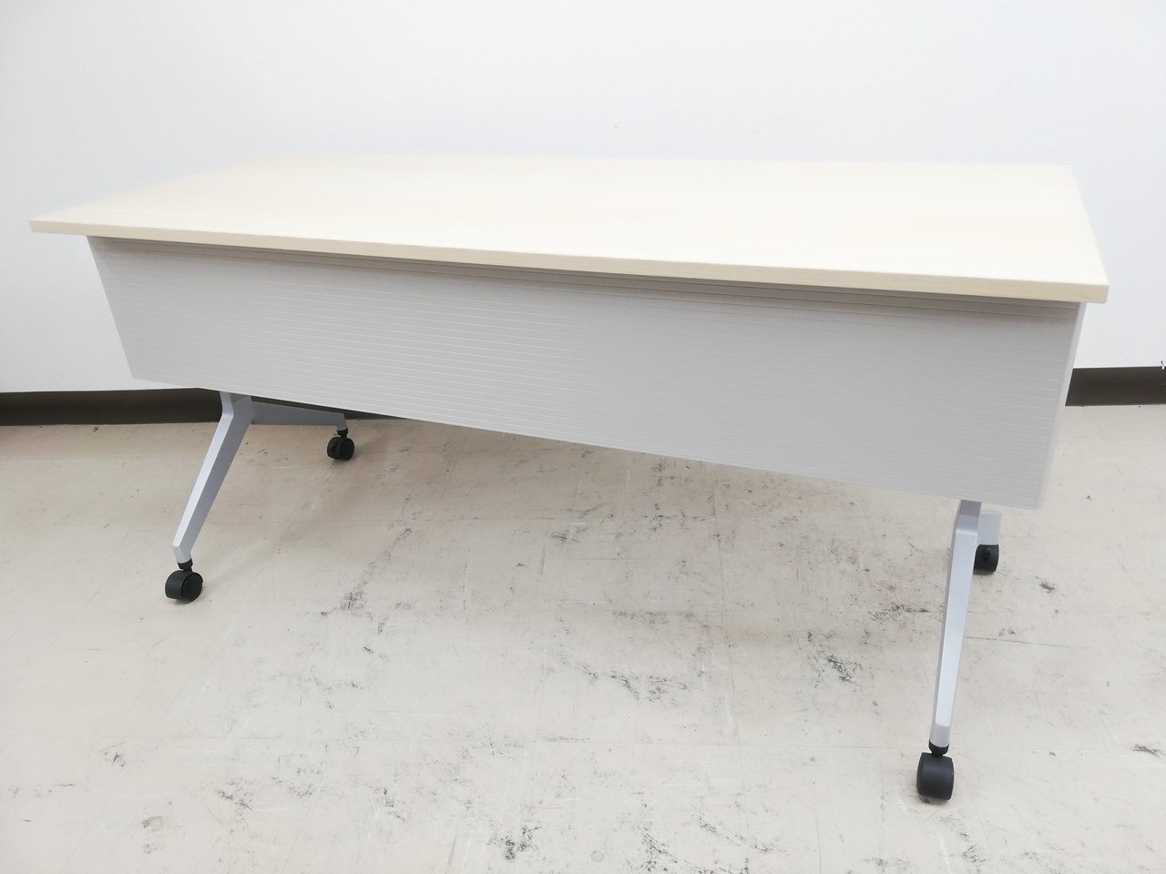 【年式新しめ2018年製】残り1台！折り畳みOK便利アイテム！会議はかどるナチュラル天板※パラグラフシリーズ◆内田洋行製【RP】
                        その他シリーズ
                                    中古
            