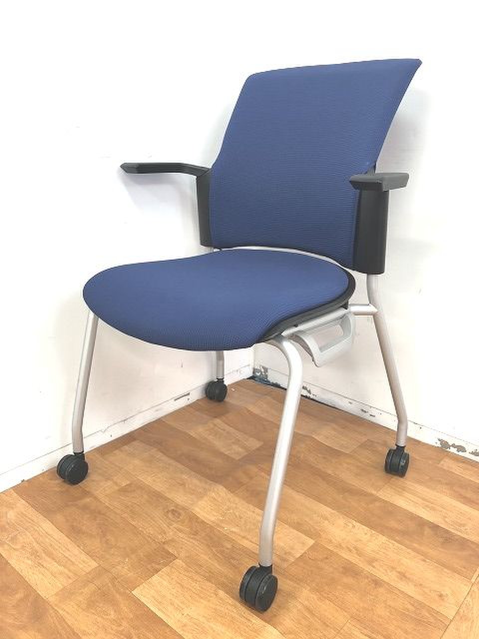 【定価約5万円！！快適な座り心地の肘付きスタッキングチェアの入荷です！！】■プラス■チェアダーC
                        チェダーC 
                                    中古
            