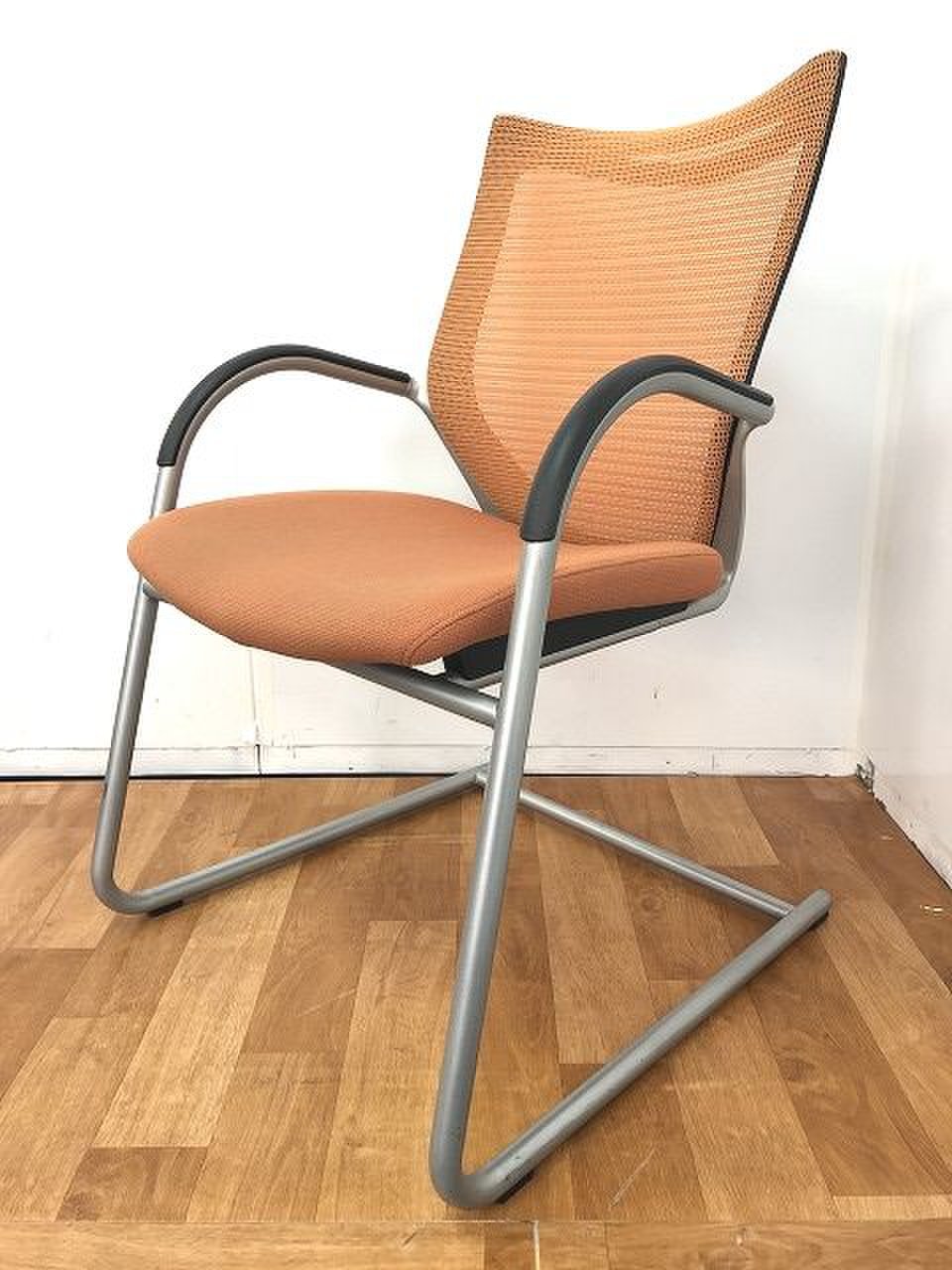 【定価約8万円！！長時間の打ち合わせも快適な背もたれメッシュ！！人気シリーズのミーティングチェアの入荷です！！】オカムラ/バロン
                        バロン 
                                    中古
            