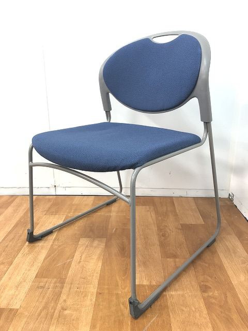 【定価約4万円！！ロット入荷商品！！ブルーのスタッキングチェア】クリケット SOC-121BJ W4N4 イトーキ/ITOKI【G】■おつとめ品
                        クリケット 
                                    中古
            