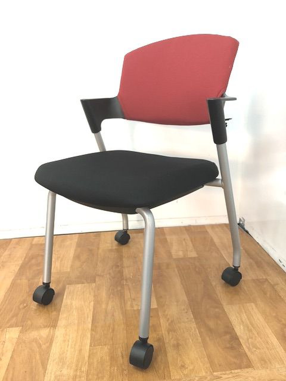 【定価約4万円！！分厚いクッションが疲れを軽減してくれるスタッキングチェア！！】レッド/人気商品/コクヨ/プロッティ
                        プロッティ（キャスター付） 
                                    中古
            