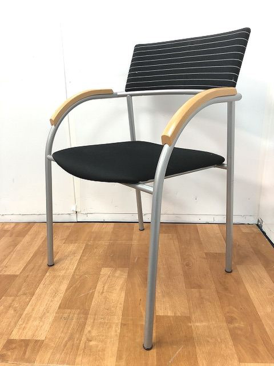 クリアランスセール！！【定価約7万円～高級感あります】オシャレなミーティングチェアの入荷です！！オカムラ/okamura /wiesner hage
                        wiesner hager
                                    中古
            