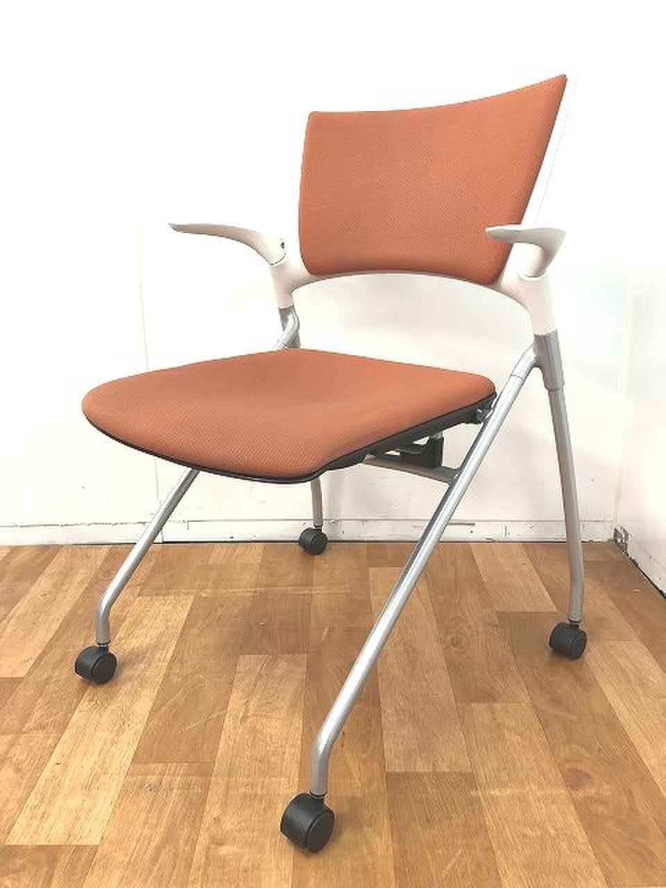 【定価約5万円！！肘付きで更に快適ネスティングチェアの入荷です】イトーキ/マノス■おつとめ品
                        マノス 
                                    中古
            