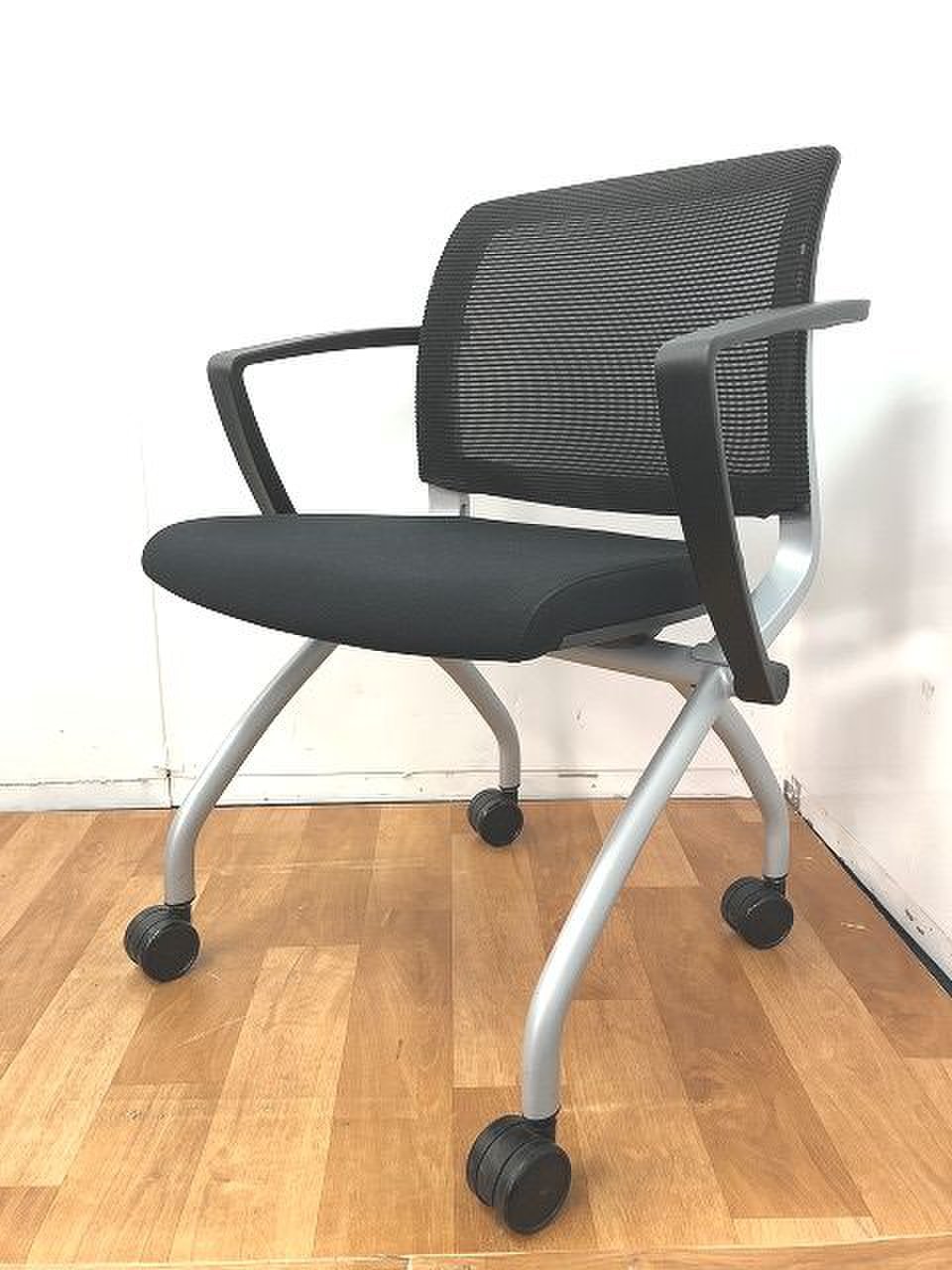 【定価約5万円！！背もたれメッシュでむれにくく快適なネスティングチェアの入荷です】VIM Chair CHXX1702032/FURSYS/ファシス
                        ヴィアイエム チェア 
                                    中古
            