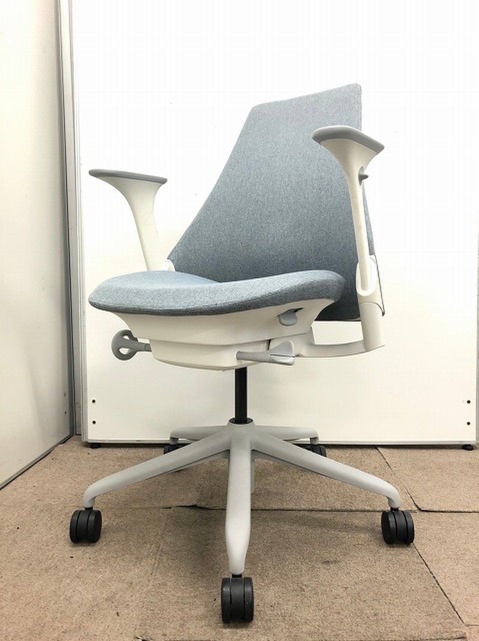 【人気メーカー品】ハーマンミラー社製　セイル　肘付きチェア【可動肘】【前傾チルト】
                        セイルチェア 
                                    中古
            