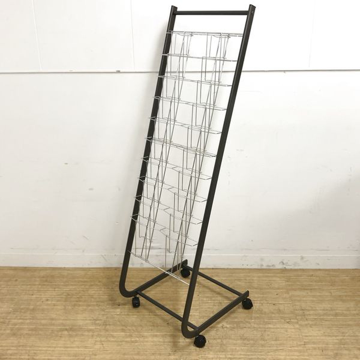 【未使用品】オカムラ　パンフレットスタンド　キャスター付き　A4×12ポケット
                        その他シリーズ
                                    新古品
            
