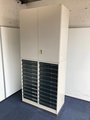 【訳アリ】レアなクリスタルトレイ付書庫ですが、トレイの滑り止めがあり一部欠けており、必要以上に奥に入ってしまう箇所がございます。