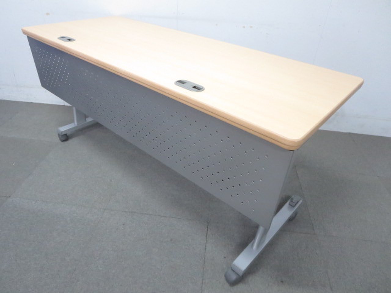 【ノートパソコン使用に便利！】■ナイキ製　サイドスタックテーブル　W1500×D600mm　ライトバーチ　配線機能付【おつとめ品】
                        KUW
                                    中古
            