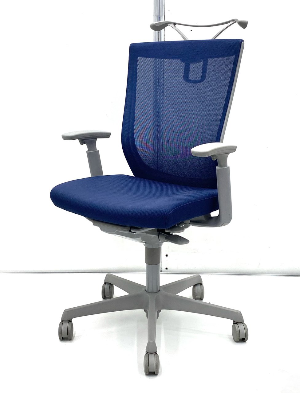 【大人気シリーズのメッシュタイプ入荷！】オカムラ（okamura）エスクード　メッシュタイプ／色：ダークブルー／グレーシェル アジャストアーム ハンガー付
                        エスクード（メッシュ） 
                                    中古
            