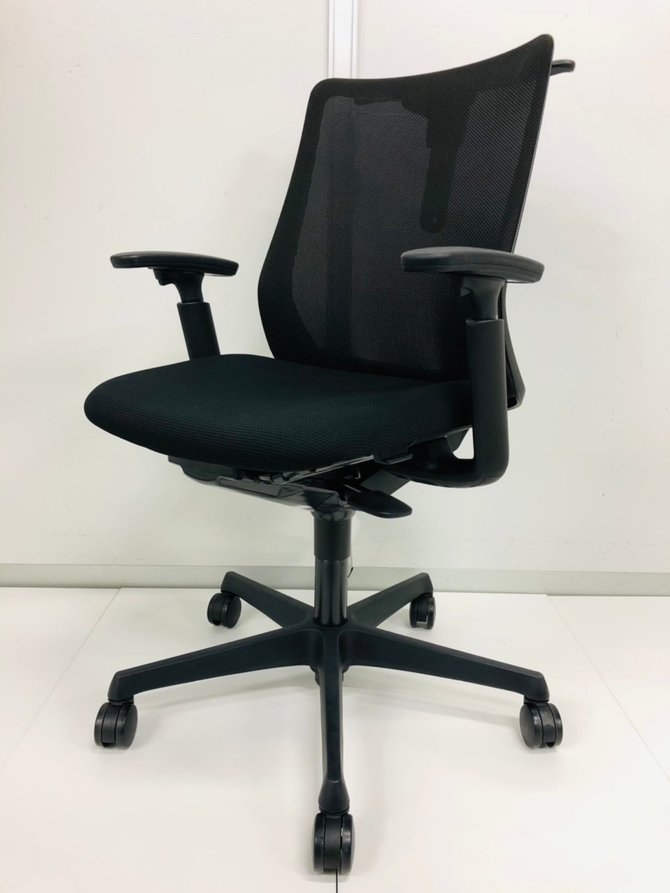 【大好評につき再入荷！】オカムラ製　フルーエント　肘付きチェア【可動肘】【コートハンガー付き】【背面メッシュ】【RP】
                        フルーエント 
                                    中古
            