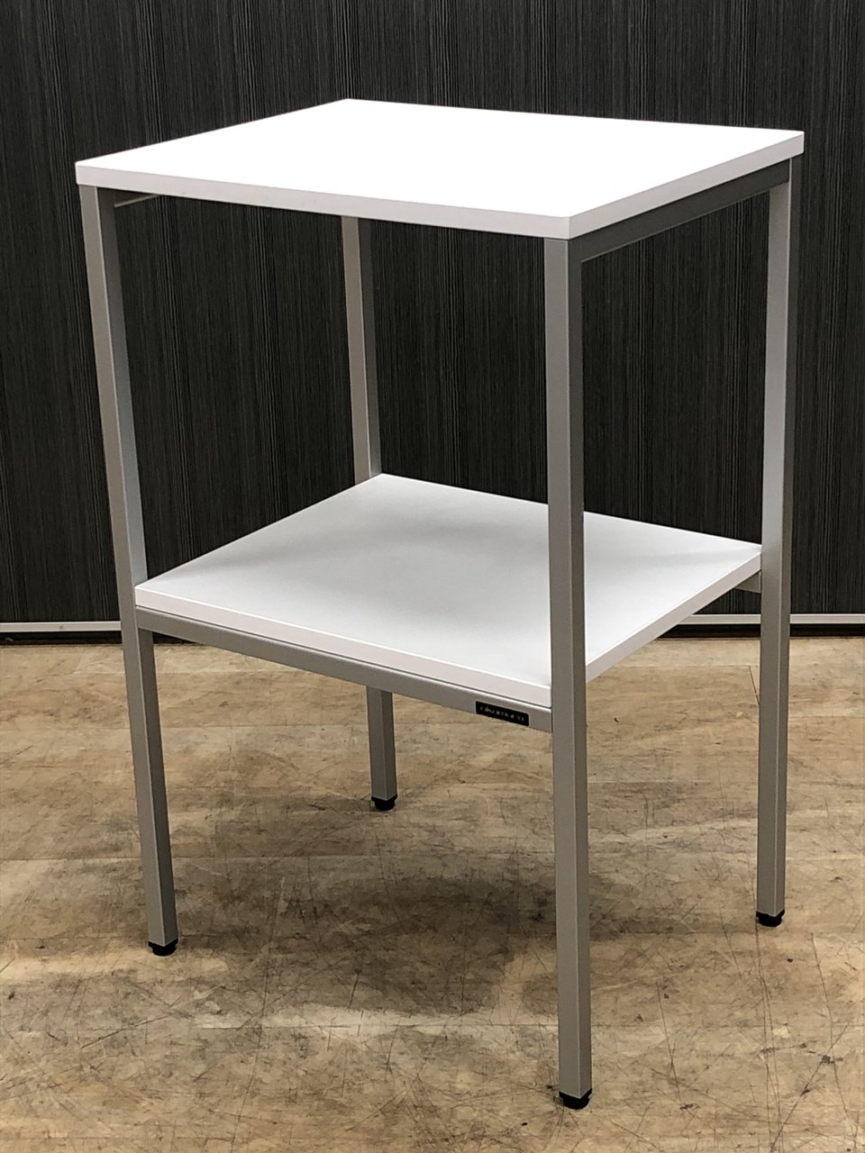 【希少在庫入荷】電話台に最適　オカムラ製　清潔感溢れるホワイト色！
                        4L93
                                    中古
            