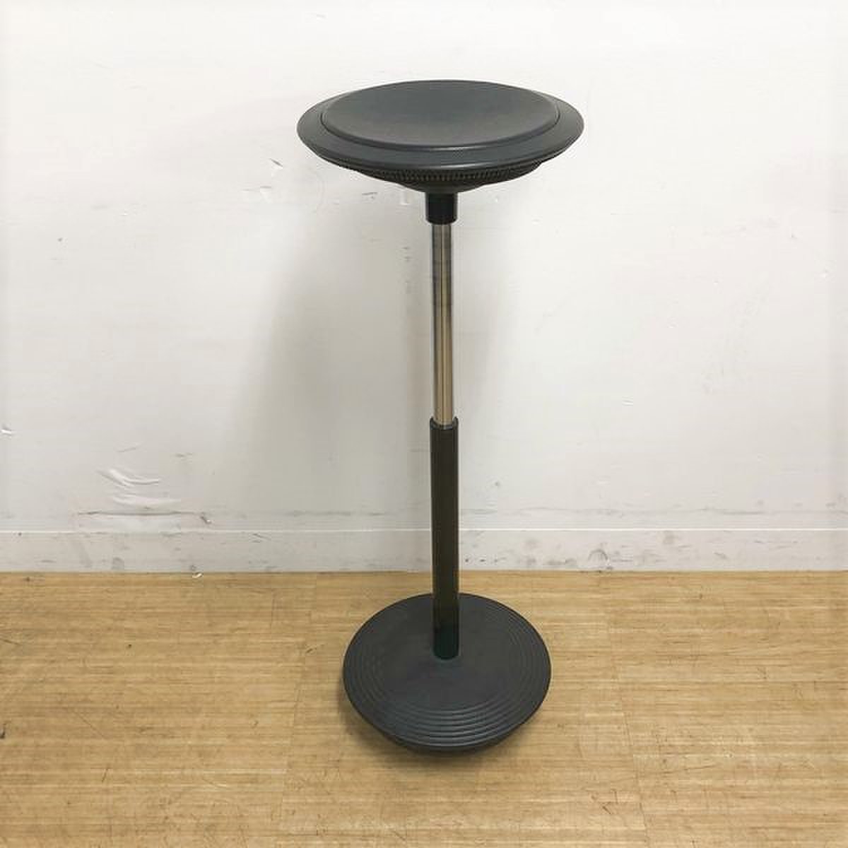 ウィルクハーン(Wilkhahn) /Stitz.(スティッツ) ハーフシーティングチェア　座面：パンチングレザー　【わけあり：ガス圧弱まりあり】【デザイナーズ家具】 
                        スティッツ 
                                    中古
            