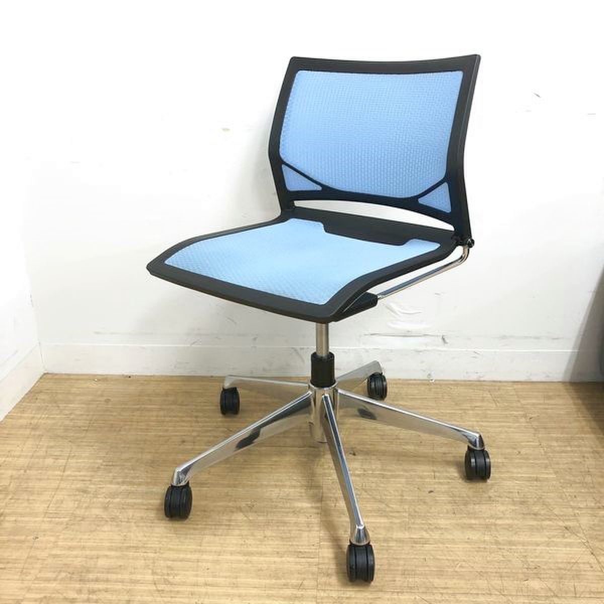 【在庫入替価格】GOOD DESIGN★メッシュがオシャレなミーティングチェア　オカムラ　ツァルト　ライトブルー　5本脚　上下昇降付き　【2016年製】
                        ツァルト 
                                    中古
            