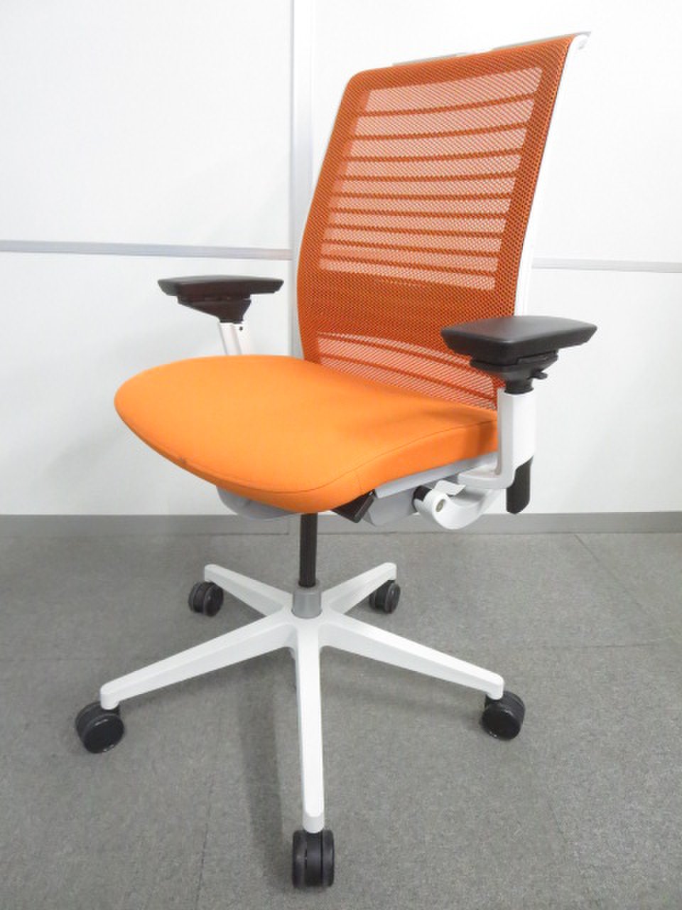 【さらに快適になった新型THINK】■スチールケース　シンクチェア　3Dニット　可動肘・ハンガー・ランバーサポート付【おつとめ品】
                        シンクチェア（2015年以降モデル）
                                    中古
            