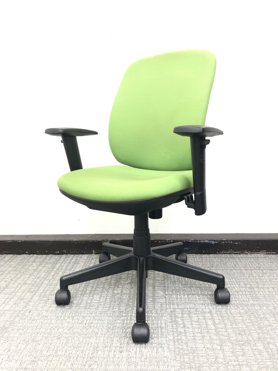 厚手のクッションでOK！【2脚限定】定番オフィスチェア◆おしゃれグリーン◆プリセアチェア◆プラス製
                        Presea 
                                    中古
            