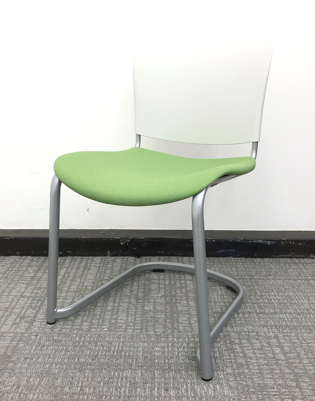 [重ねて収納可能]会議用椅子　ミーティングチェア◆キャスター無しで安定します
                        その他シリーズ
                                    中古
            