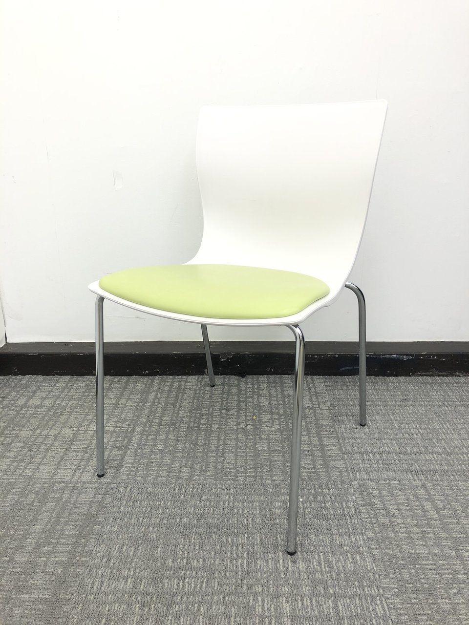 【状態良好】座面レザー調でコロナ対策に！◆プラス製◆お手軽チェア
                        その他シリーズ
                                    中古
            