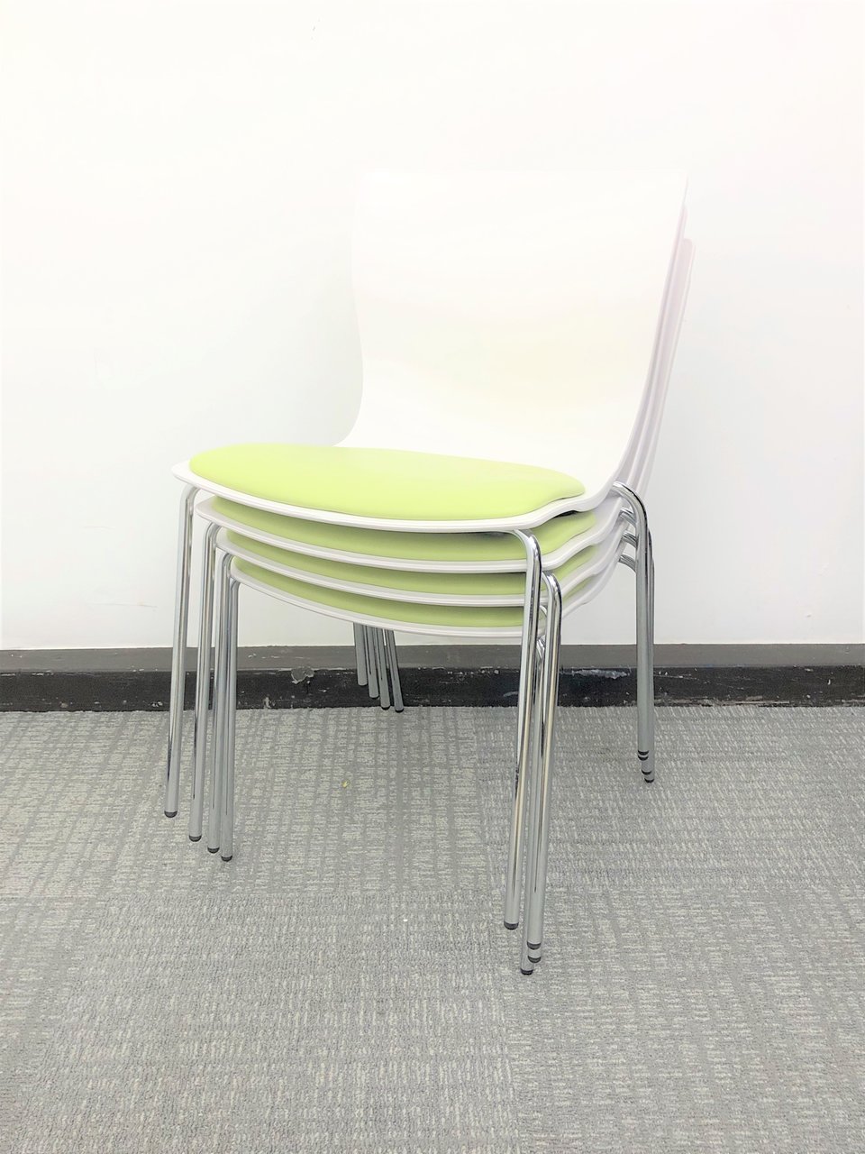 4脚セットでお得にゲット【状態良好】座面レザー調でコロナ対策に！◆プラス製◆お手軽チェア
                        その他シリーズ
                                    中古
            