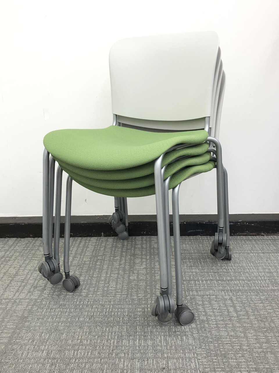 【4脚セット】【おしゃれなスタッキングチェア！】プラス製のミーティングチェア・多目的チェア、チェア6脚入荷！
                        その他シリーズ
                                    中古
            