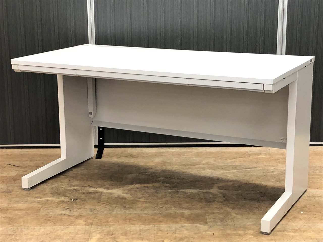 【大量入荷】オフィスの定番平机！幅広タイプのW1400でソーシャルディスタンスにも活用できます。
                        スカエナ デスク 
                                    中古
            