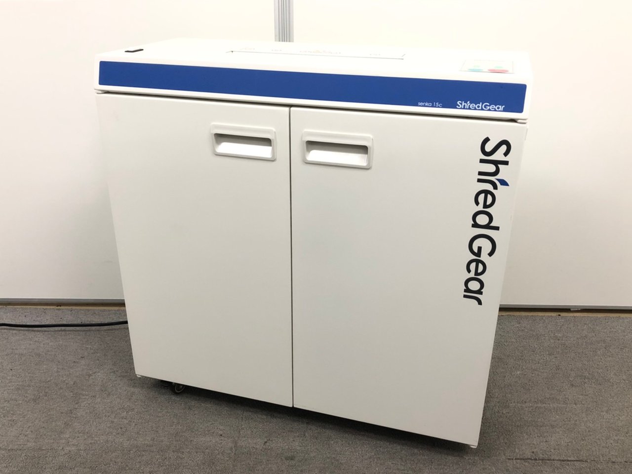 ■裁断片の写真あり！■
【ちょっとした隙間に入るかも！】
スリムなコンパクトシュレッダー入荷！
senka15cシリーズ
                        千嘉 
                                    中古
            