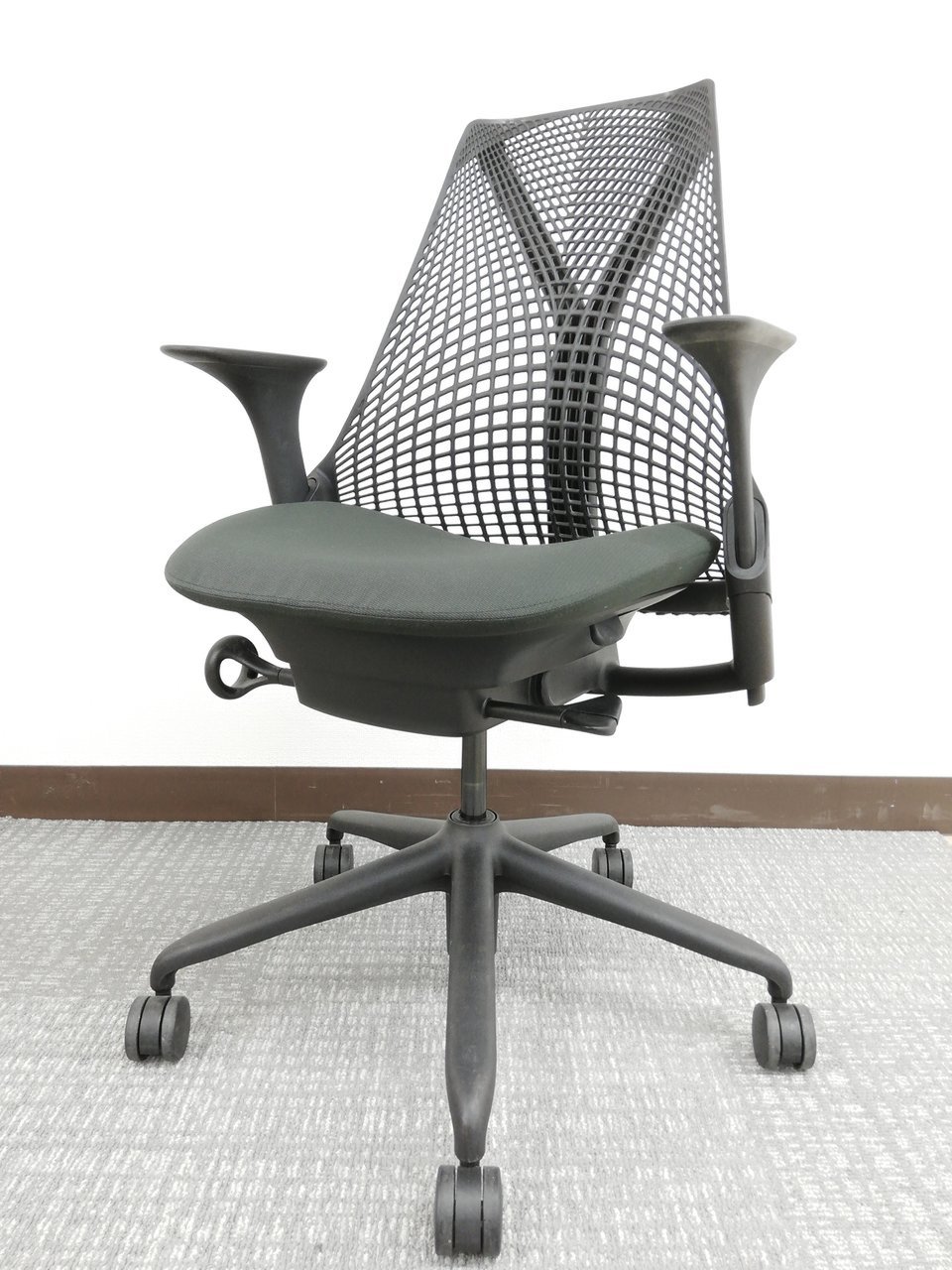 【機能性、デザイン性の二刀流！】座面はオリーブ色です！！♦前傾付き♦ハーマンミラー製
                        セイルチェア 
                                    中古
            