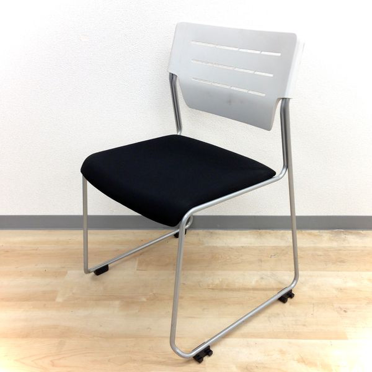 会議に最適なスタッキングチェア！黒と白で洗練された会議室に。2枚目写真の背面ブラックが実物となります。

                        エレック 
                                    中古
            