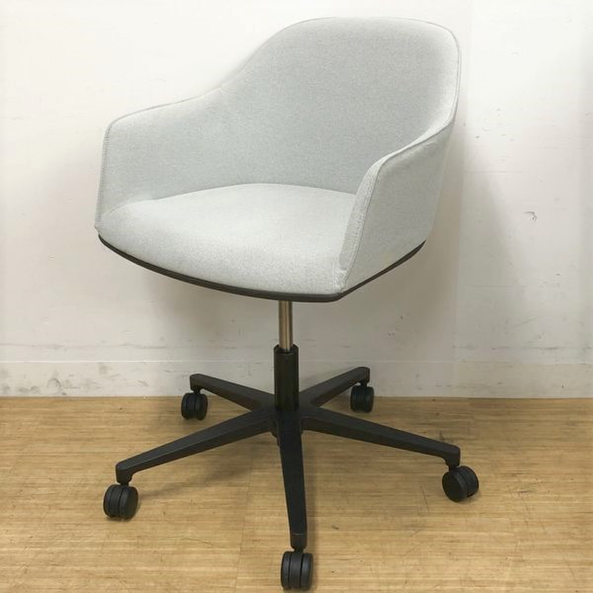 vitra(ヴィトラ)/ソフトシェルチェア　デザイナー：ロナン＆エルワン・ブルレック　グレー【デザイナーズ家具】
                        ソフトシェル チェア 
                                    中古
            