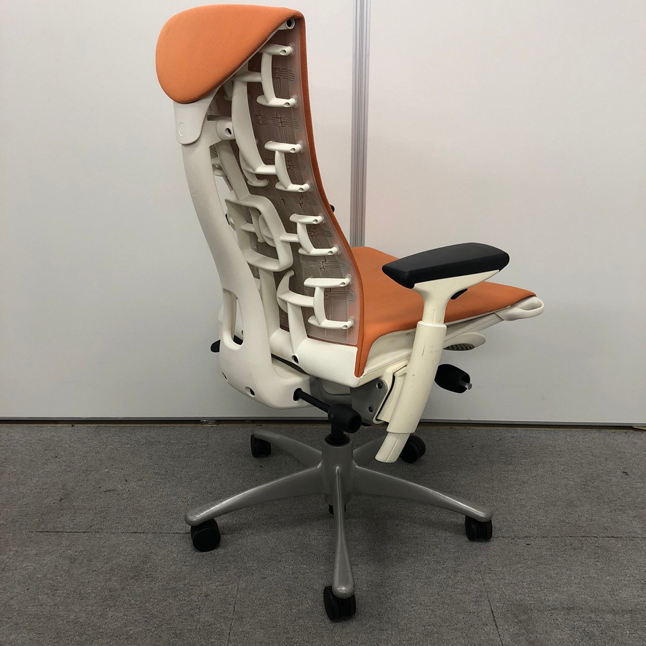 M. エンボディチェア ハーマンミラー ホワイト Embody オレンジ 中古】エンボディチェア Herman Miller/ハーマンミラー 肘付