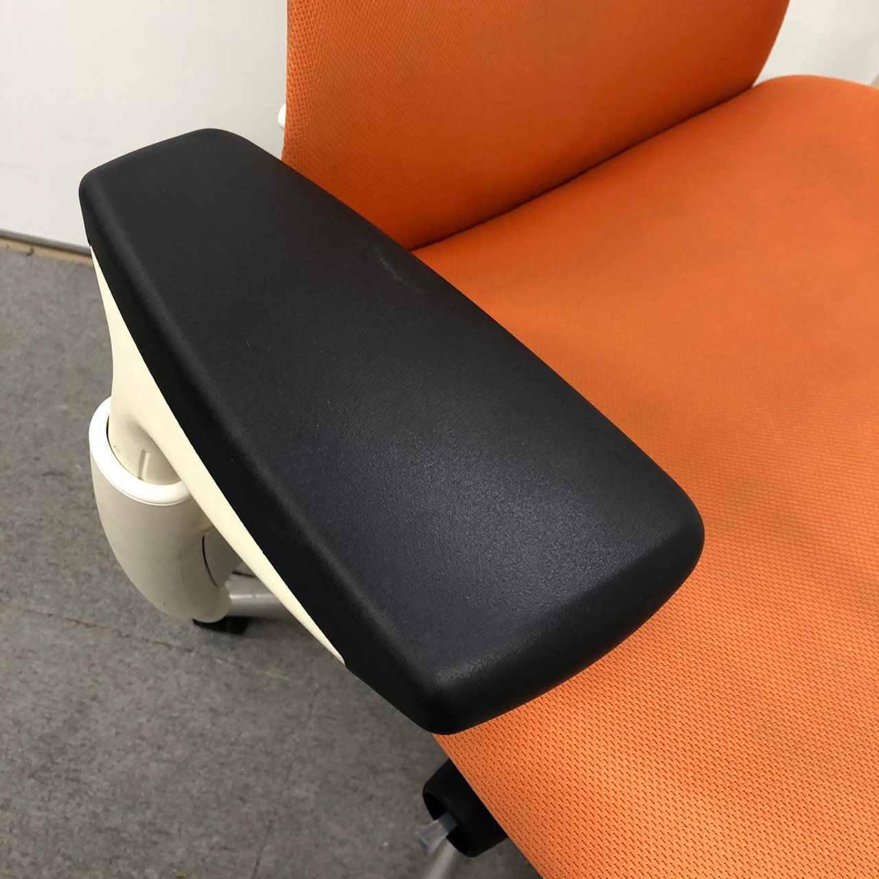 Q. エンボディチェア 最高級 ハーマンミラー オレンジ系　　Embody 中古】エンボディチェア Herman Miller/ハーマンミラー 肘付