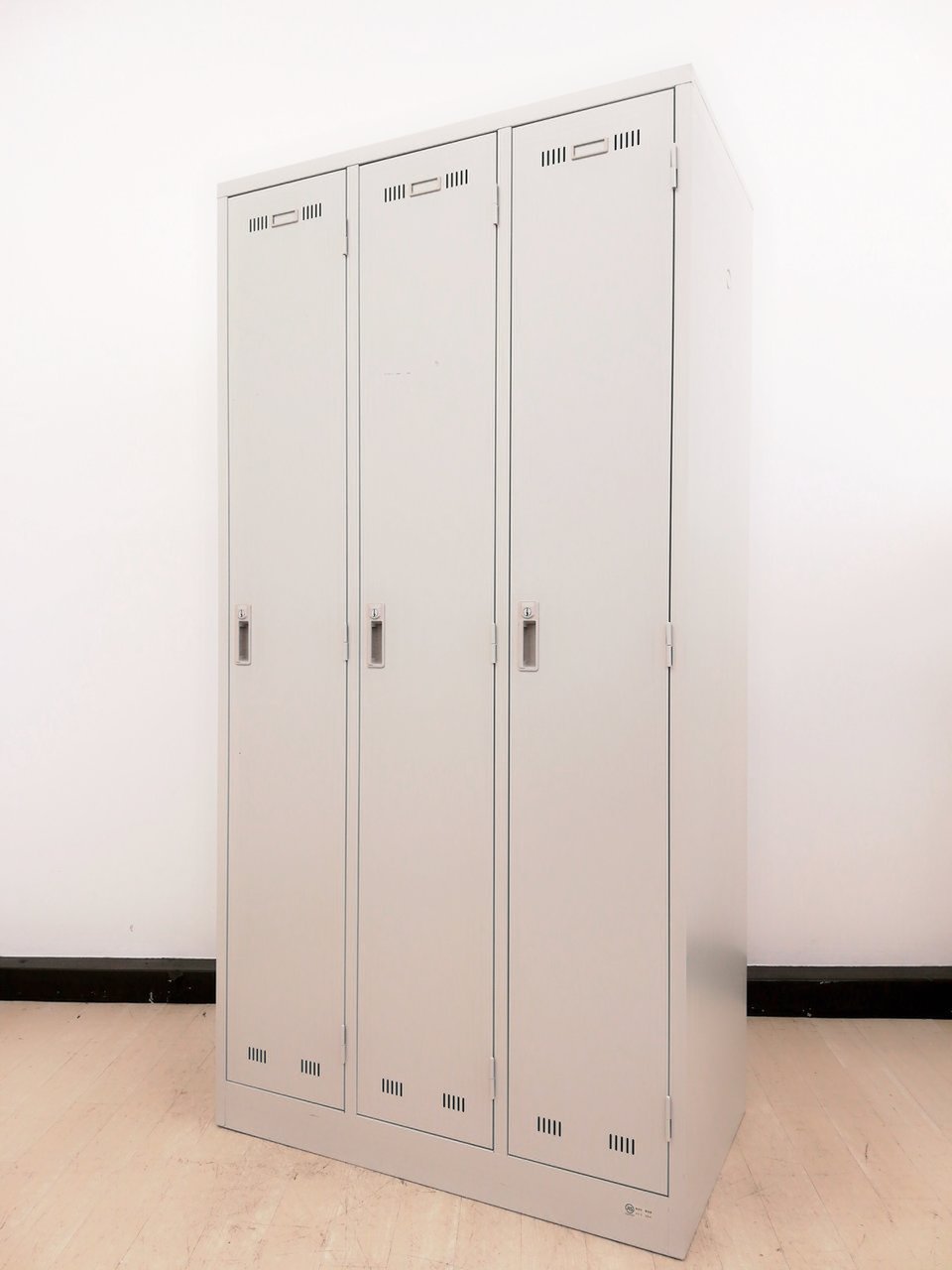 様々な場所で使用可能！衣類だけでなく手荷物の保管や掃除道具も収納可能！
                        ＳＬＫロッカー
                                    中古
            