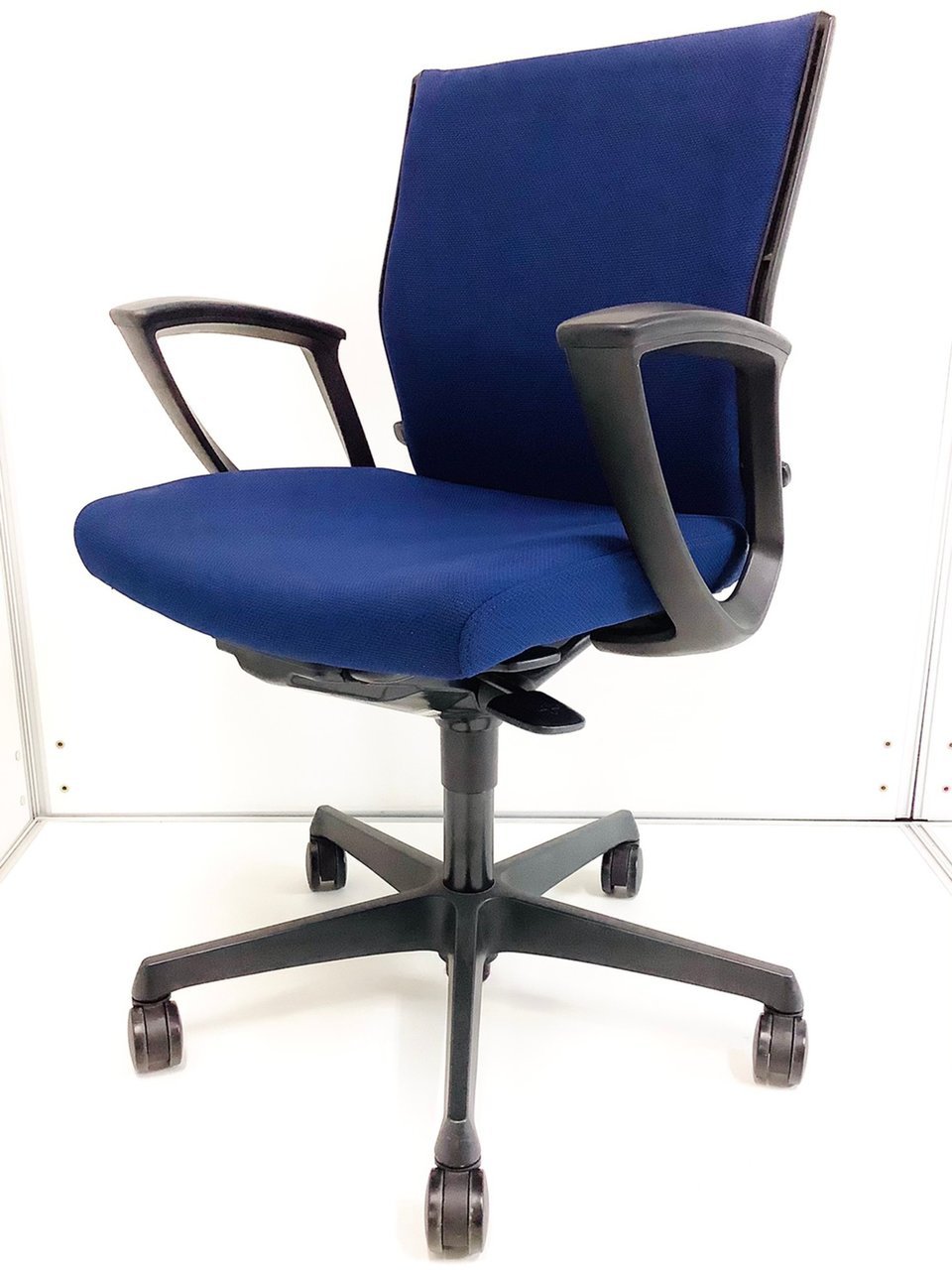 【入替セール品につき特別価格！通常¥12,800⇒¥9,000】大人気／定番／状態良好／ハイスタンダードモデル　◆オカムラ／Okamura◆エスクード／ESCUDO
                        エスクード（クッション）
                                    中古
            