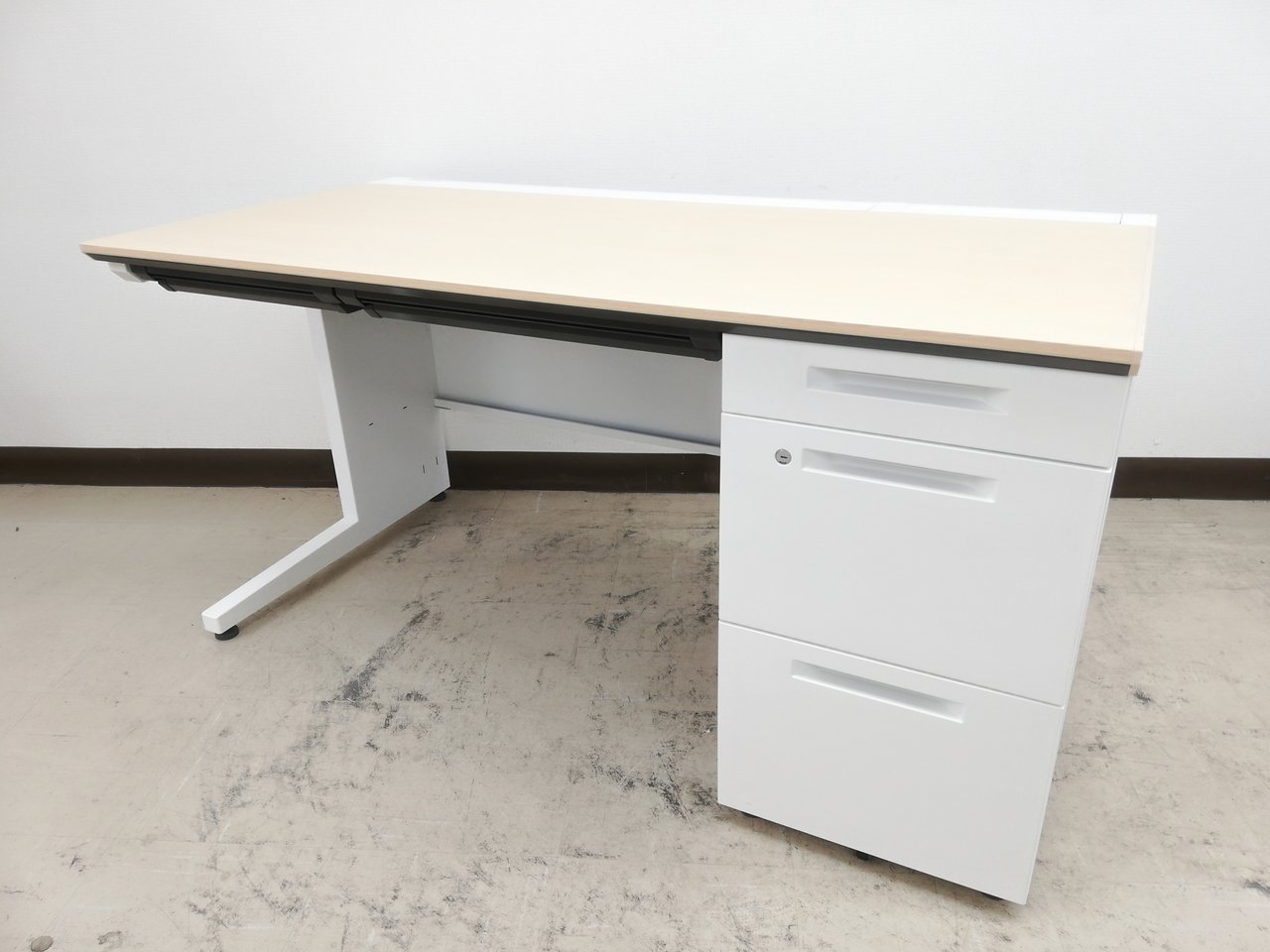 【2015年製】癒しカラーナチュラル天板＆ホワイト片袖デスク※配線口大き目◆コクヨ製【RP】
                        アイエス 
                                    中古
            