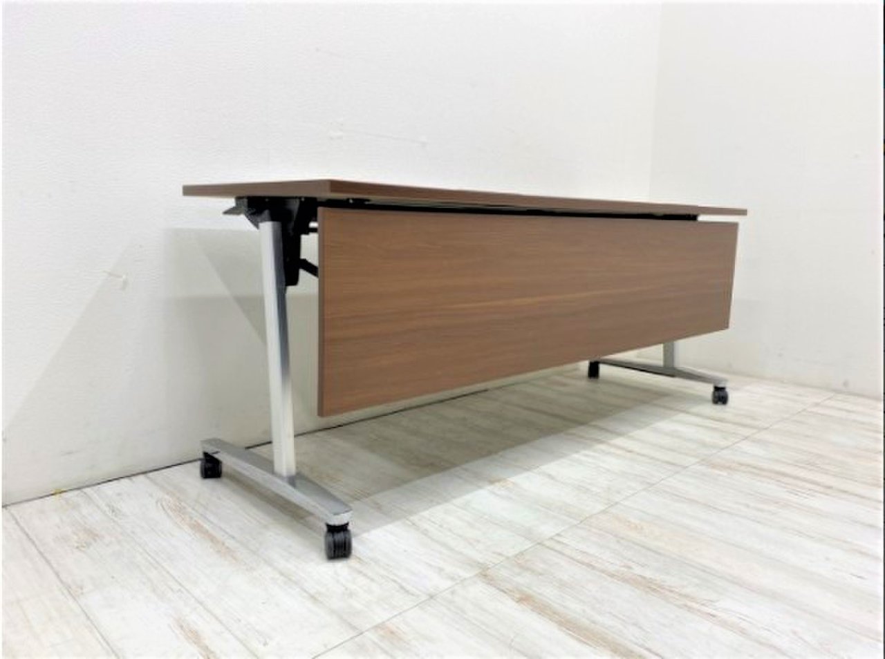 【省スペース！移動がラクラク！】希少なブラウンテーブル！幕板付き！【A】03TA130012
                        その他シリーズ
                                    中古
            