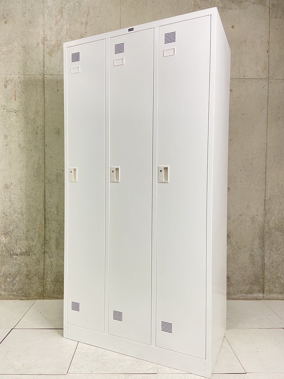 【清潔感のあるホワイトで新しいオフィスにおススメ】内田洋行製3人用ロッカー
                        その他シリーズ
                                    中古
            