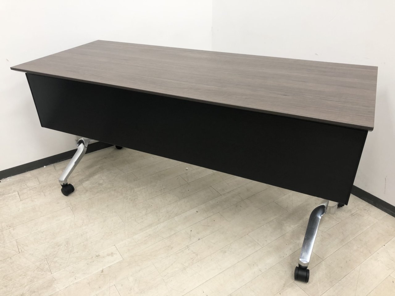 【並行スタック可能】コクヨ/ブラウン/サイドスタックテーブル/幕板付き
                        その他シリーズ
                                    中古
            