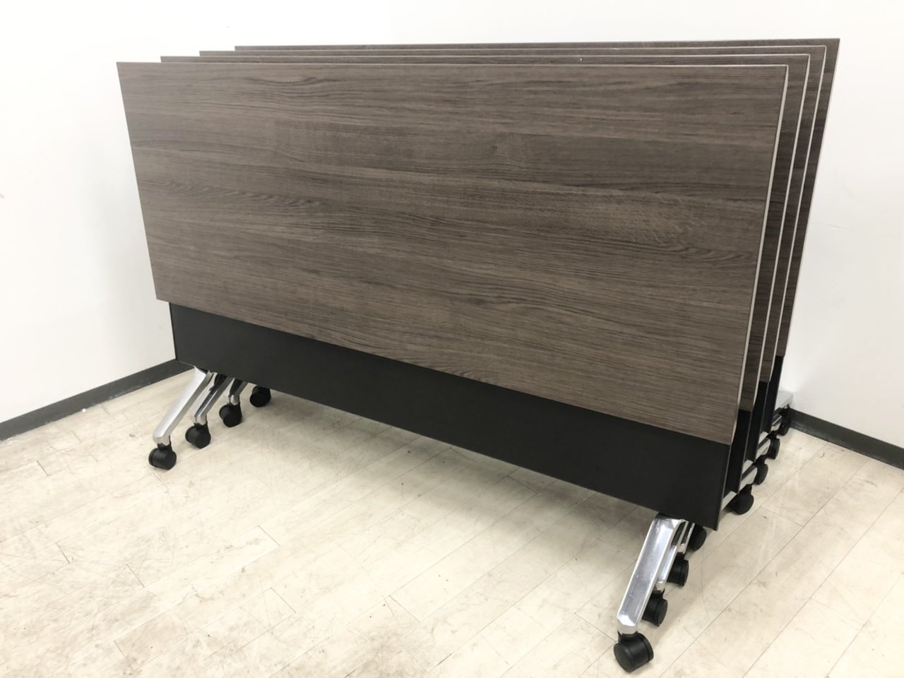 【並行スタック可能】コクヨ/ブラウン/サイドスタックテーブル/幕板付き/4台セット
                        その他シリーズ
                                    中古
            