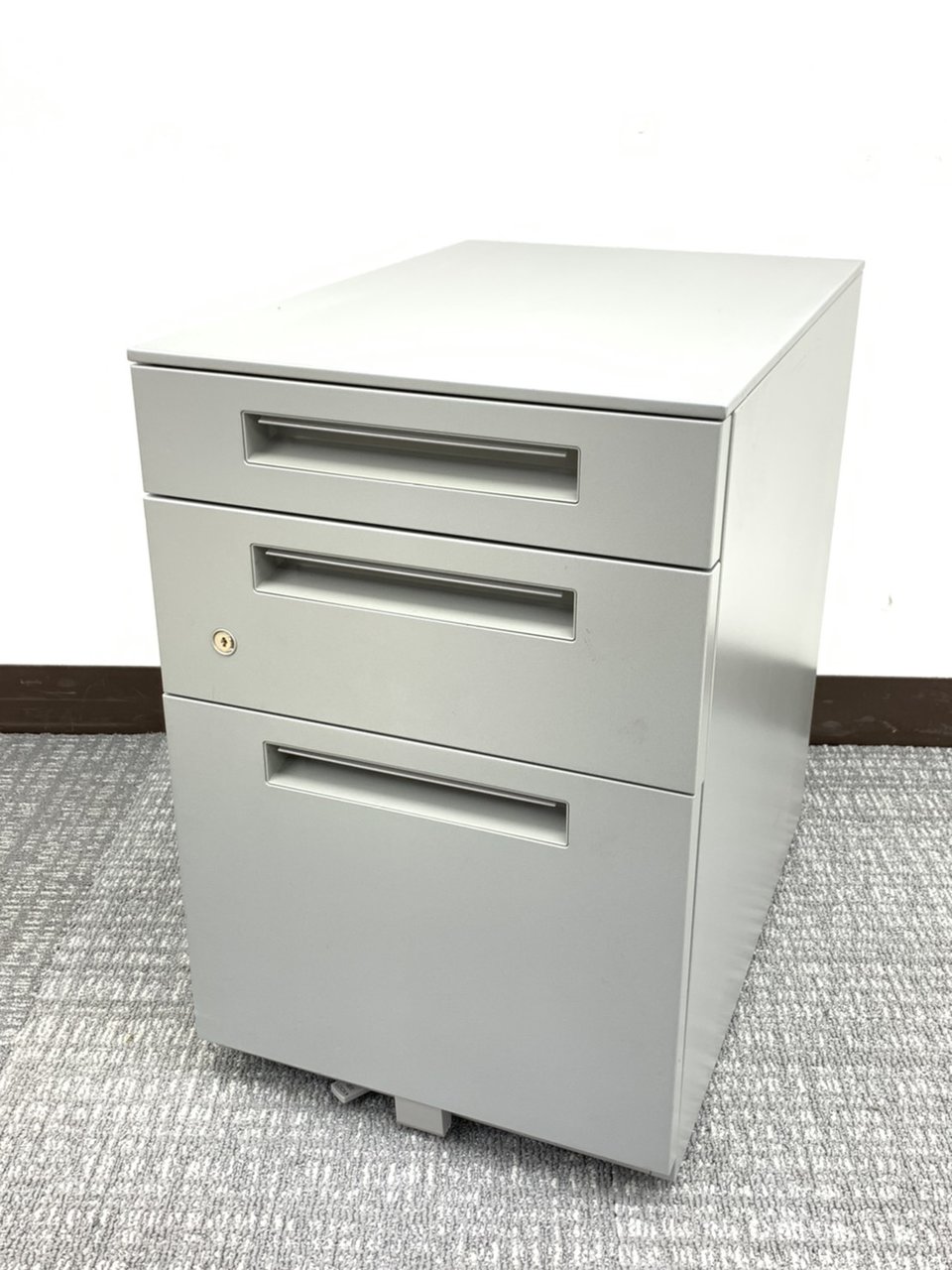 【4台入荷】引き出し開閉楽々3段キャビネット※キャスター付き◆イナバ製【RP】
                        WAGON 
                                    中古
            