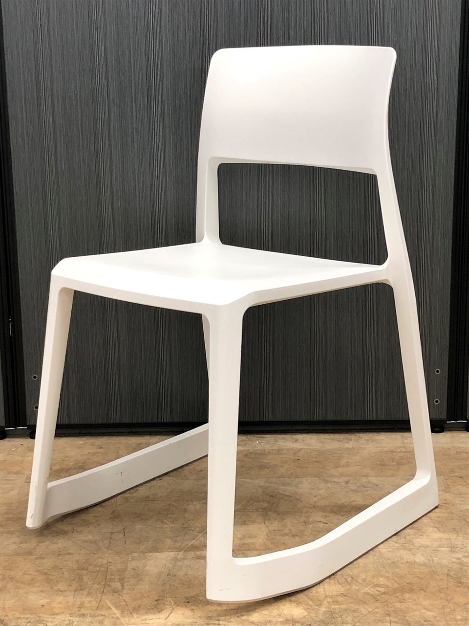 【12脚入荷】  vitra（ヴィトラ）　Tip ton（ティプトン）　Barber Osgerby（バーバー・オズガビー）デザイン
                        ティプ トン 
                                    中古
            