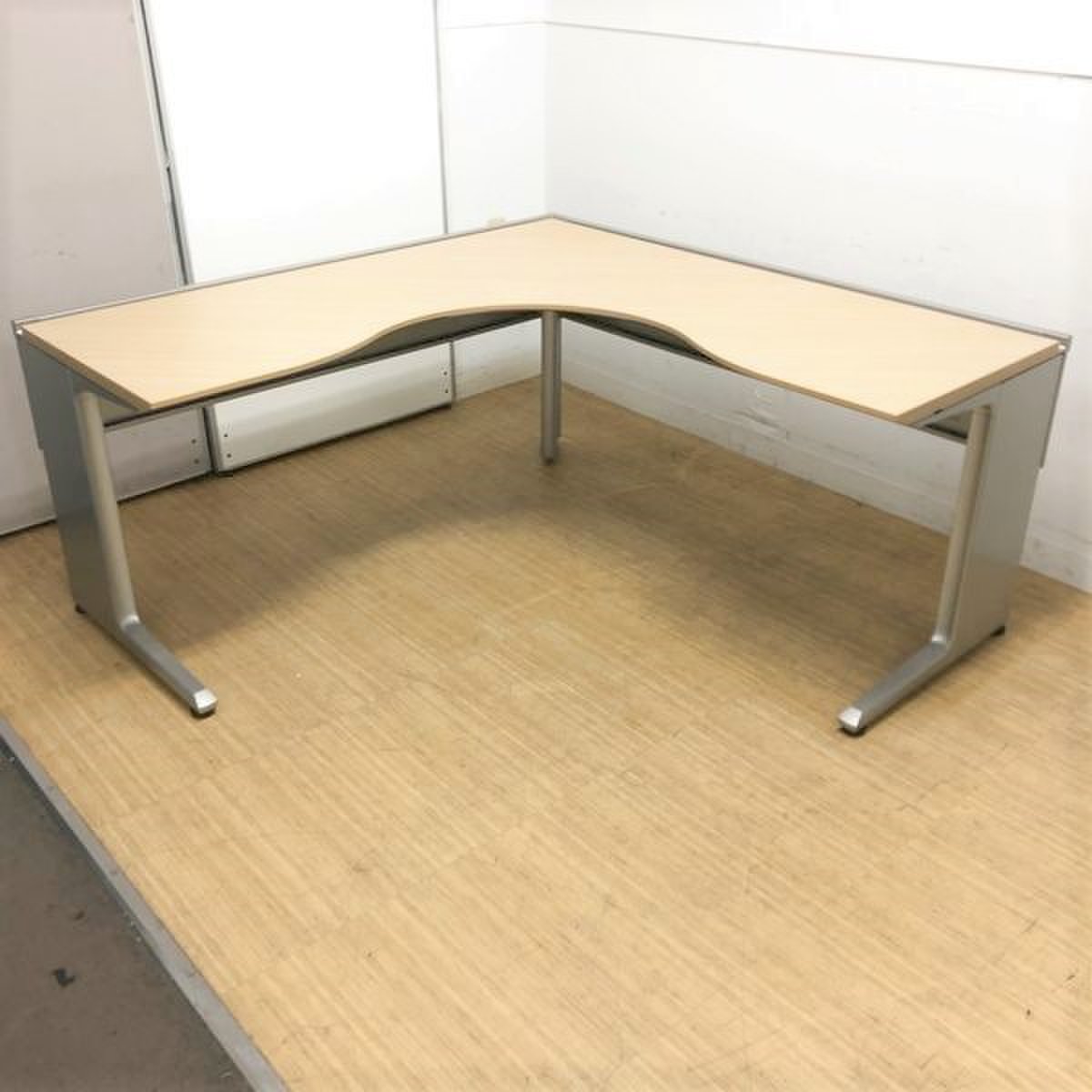 L字デスク　イトーキ　インクルード　W1600D1600　オシャレなファインウォールナットL色天板
                        インステート
                                    中古
            