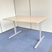 【テーブル③】オカムラ製の小型ミーティングテーブル。ちょっとした面談スペースにいかがでしょうか。